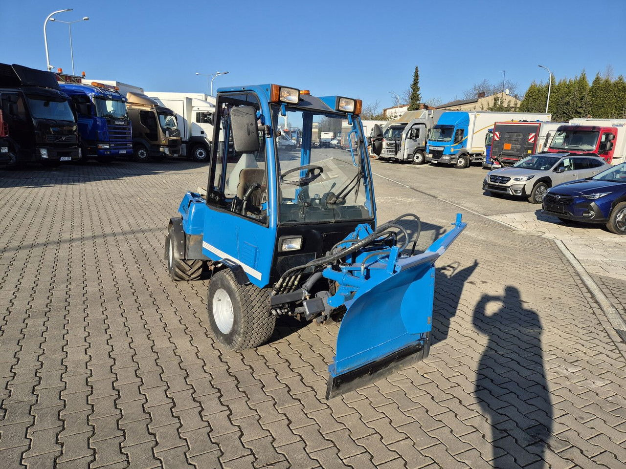 HOLDER C245 4WD / Tool carrier / Snow plow / PTO Front AN D Rear / 4X4 / - Tracteur communal: photos 5 HOLDER C245 4WD / Tool carrier / Snow plow / PTO Front AN D Rear / 4X4 / - Tracteur communal: photos 5