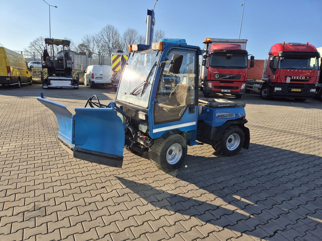 HOLDER C245 4WD / Tool carrier / Snow plow / PTO Front AN D Rear / 4X4 / - Tracteur communal: photos 1 HOLDER C245 4WD / Tool carrier / Snow plow / PTO Front AN D Rear / 4X4 / - Tracteur communal: photos 1
