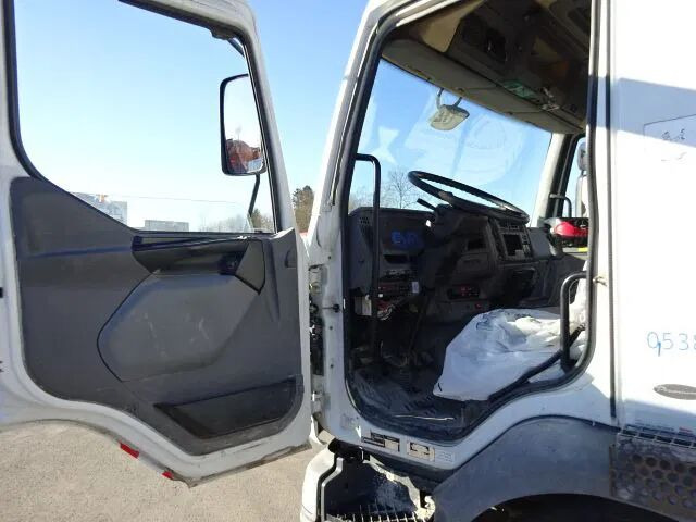 Crédit-bail de Renault Premium 370 dci - 6x2 - container system - crane/grue Renault Premium 370 dci - 6x2 - container system - crane/grue: photos 9 Crédit-bail de Renault Premium 370 dci - 6x2 - container system - crane/grue Renault Premium 370 dci - 6x2 - container system - crane/grue: photos 9