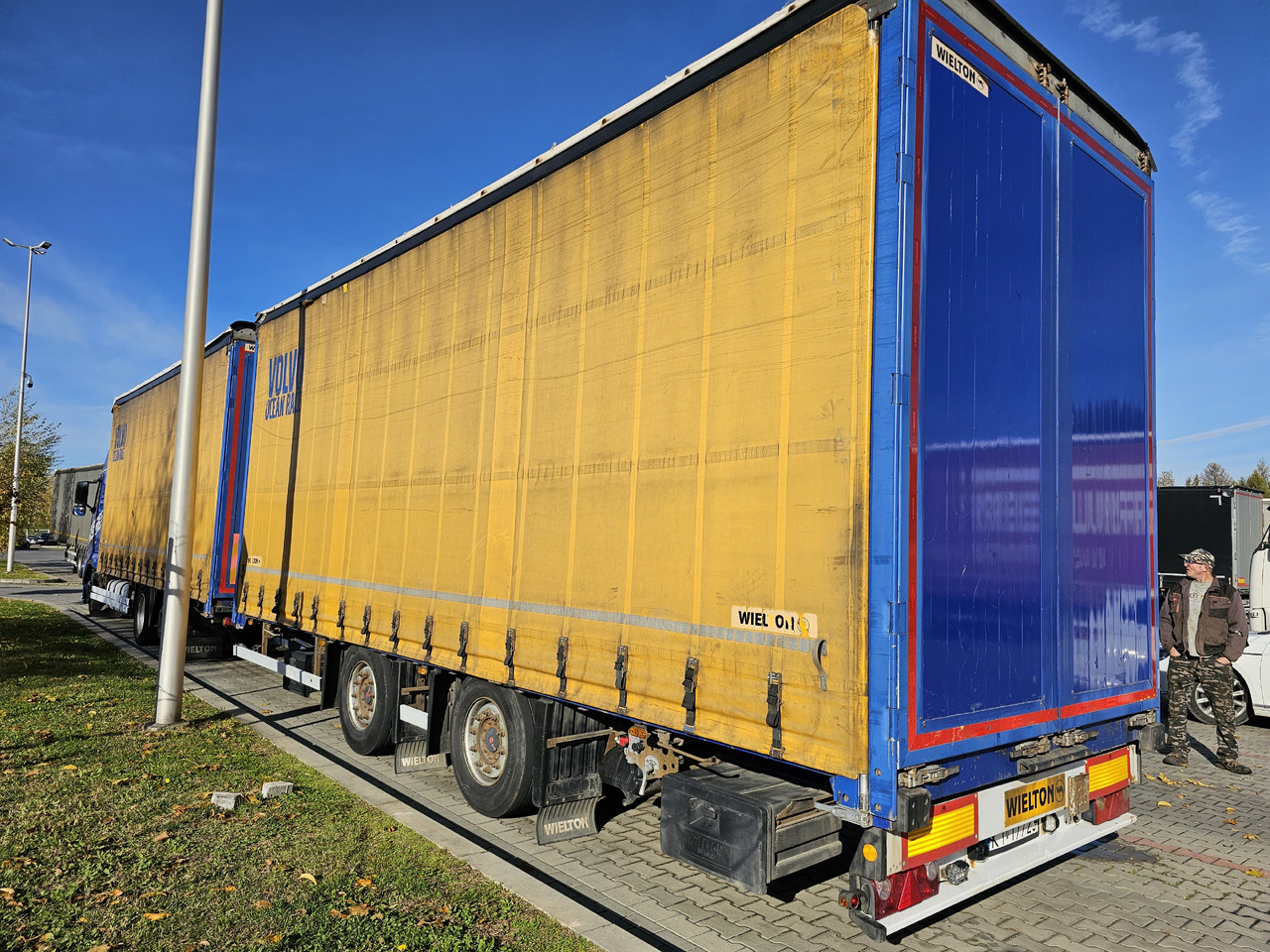 VOLVO FH460 ZESTAW TANDEM 120 M3 PRZEJAZDOWY + PRZYCZEPA FIRANKA SAF - Camion à rideaux coulissants: photos 5 VOLVO FH460 ZESTAW TANDEM 120 M3 PRZEJAZDOWY + PRZYCZEPA FIRANKA SAF - Camion à rideaux coulissants: photos 5