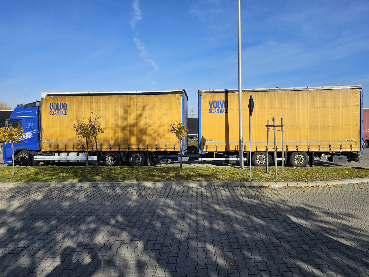 VOLVO FH460 ZESTAW TANDEM 120 M3 PRZEJAZDOWY + PRZYCZEPA FIRANKA SAF - Camion à rideaux coulissants: photos 2 VOLVO FH460 ZESTAW TANDEM 120 M3 PRZEJAZDOWY + PRZYCZEPA FIRANKA SAF - Camion à rideaux coulissants: photos 2