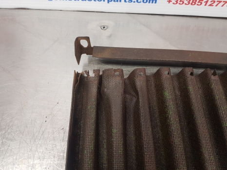 John Deere 1630, 1530, 1635ef, 2030ou, 2035ef Side Grille Panel Ar72949 - Calandre: photos 5 John Deere 1630, 1530, 1635ef, 2030ou, 2035ef Side Grille Panel Ar72949 - Calandre: photos 5