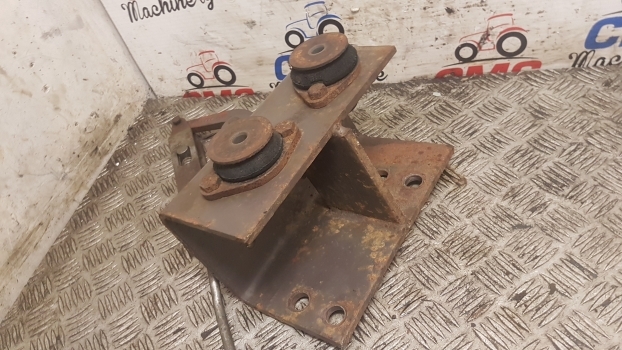 Massey Ferguson 690, 698, 699 Cab Suspension Bracket Mounting Rhs 1679774m93 - Suspension de cabine pour Tracteur agricole: photos 3 Massey Ferguson 690, 698, 699 Cab Suspension Bracket Mounting Rhs 1679774m93 - Suspension de cabine pour Tracteur agricole: photos 3