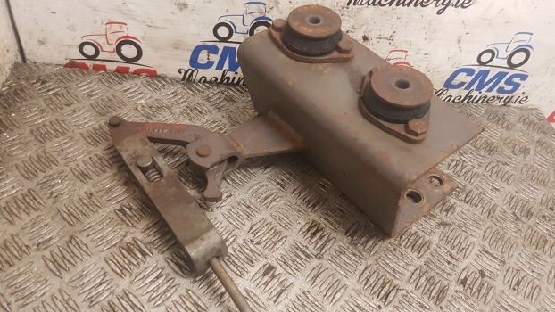 Massey Ferguson 690, 698, 699 Cab Suspension Bracket Mounting Rhs 1679774m93 - Suspension de cabine pour Tracteur agricole: photos 2 Massey Ferguson 690, 698, 699 Cab Suspension Bracket Mounting Rhs 1679774m93 - Suspension de cabine pour Tracteur agricole: photos 2