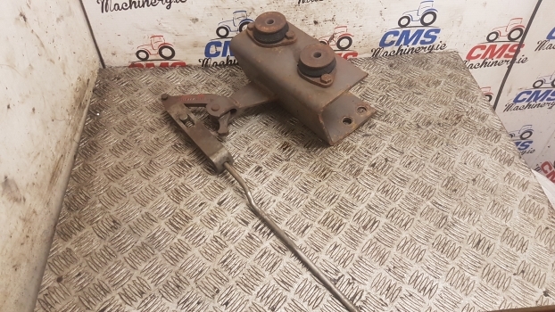 Massey Ferguson 690, 698, 699 Cab Suspension Bracket Mounting Rhs 1679774m93 - Suspension de cabine pour Tracteur agricole: photos 1 Massey Ferguson 690, 698, 699 Cab Suspension Bracket Mounting Rhs 1679774m93 - Suspension de cabine pour Tracteur agricole: photos 1