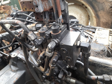 Valtra 6400 Hydraulic Auxiliary Valve Unit Assy - Hydraulique: photos 3 Valtra 6400 Hydraulic Auxiliary Valve Unit Assy - Hydraulique: photos 3