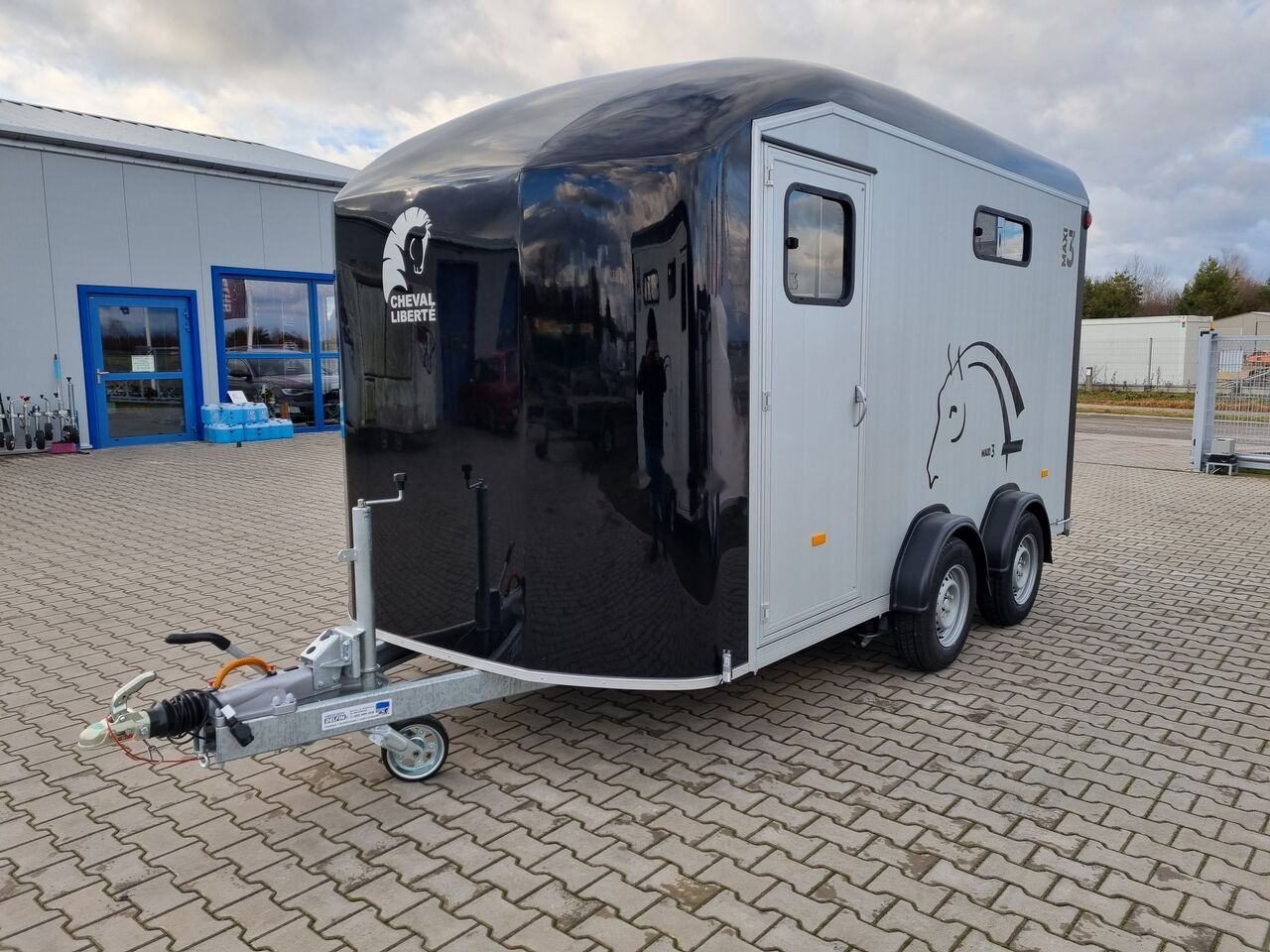 Cheval Liberté Maxi 3 Minimax trailer for 3 horses GVW 3500kg tack room saddle - Van chevaux: photos 5 Cheval Liberté Maxi 3 Minimax trailer for 3 horses GVW 3500kg tack room saddle - Van chevaux: photos 5