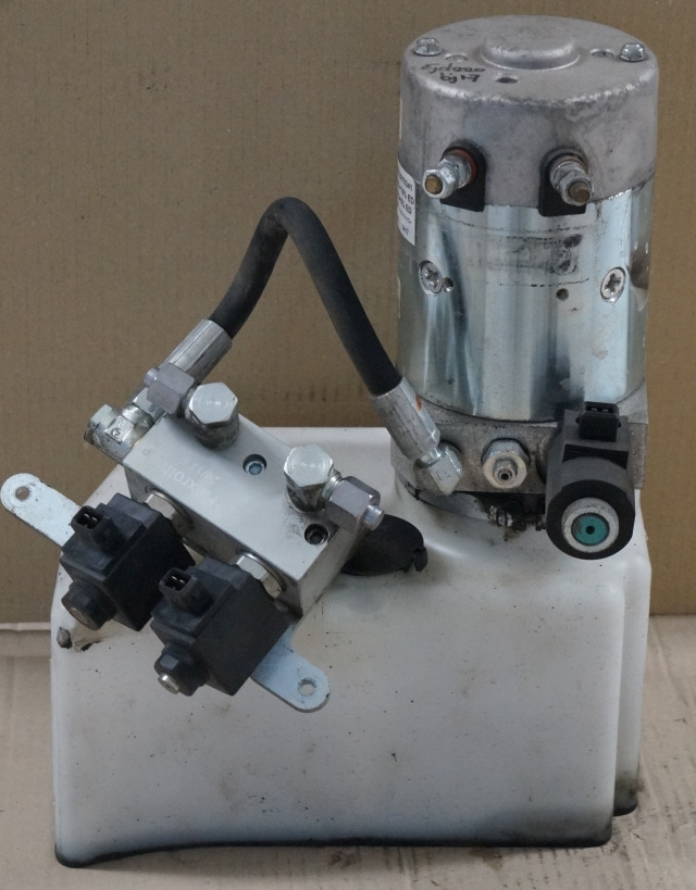 Jungheinrich 51417583 | Pumpmotor with tank and valve block 24V 2,2KW code R9320 Pumpmotor with tank and valve block 24V 2,2KW code R932010341 for EJD220 year 2016 - Pompe hydraulique pour Matériel de manutention: photos 1 Jungheinrich 51417583 | Pumpmotor with tank and valve block 24V 2,2KW code R9320 Pumpmotor with tank and valve block 24V 2,2KW code R932010341 for EJD220 year 2016 - Pompe hydraulique pour Matériel de manutention: photos 1