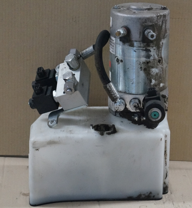Jungheinrich 51417583 | Pumpmotor with tank and valve block 24V 2,2KW code R9320 Pumpmotor with tank and valve block 24V 2,2KW code R932010341 for EJD220 year 2016 - Pompe hydraulique pour Matériel de manutention: photos 1 Jungheinrich 51417583 | Pumpmotor with tank and valve block 24V 2,2KW code R9320 Pumpmotor with tank and valve block 24V 2,2KW code R932010341 for EJD220 year 2016 - Pompe hydraulique pour Matériel de manutention: photos 1