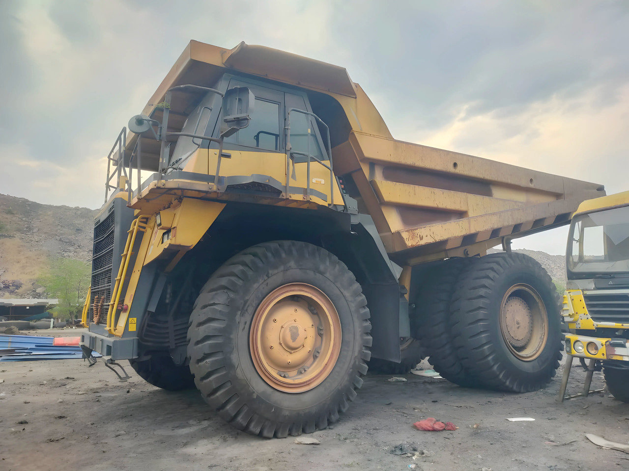 KOMATSU DUMP TRUCK HD785-7 - Machine d'exploitation minière: photos 3 KOMATSU DUMP TRUCK HD785-7 - Machine d'exploitation minière: photos 3