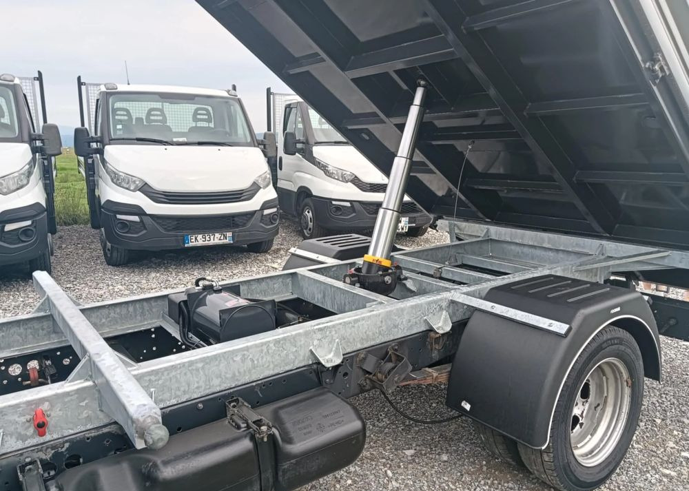 Iveco 35C13, 35C12, 35C14, 35C15 - Utilitaire benne: photos 2 Iveco 35C13, 35C12, 35C14, 35C15 - Utilitaire benne: photos 2