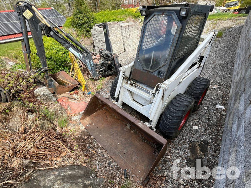 Bobcat 825 - Chargeuse sur pneus: photos 1 Bobcat 825 - Chargeuse sur pneus: photos 1