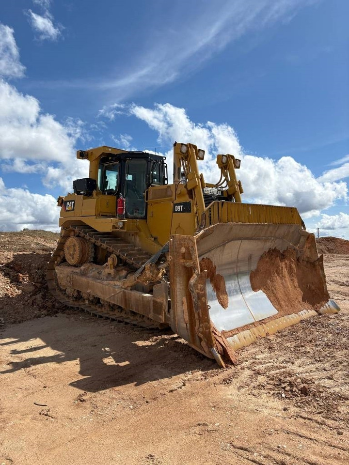 CAT D 9 T (CE Certified / New Undercarriage) - Bulldozer: photos 1 CAT D 9 T (CE Certified / New Undercarriage) - Bulldozer: photos 1