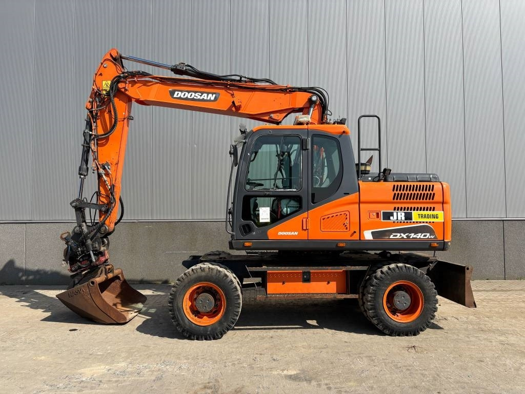 Doosan DX 140 W-5 (R5 Rototilt) - Pelle sur pneus: photos 1 Doosan DX 140 W-5 (R5 Rototilt) - Pelle sur pneus: photos 1
