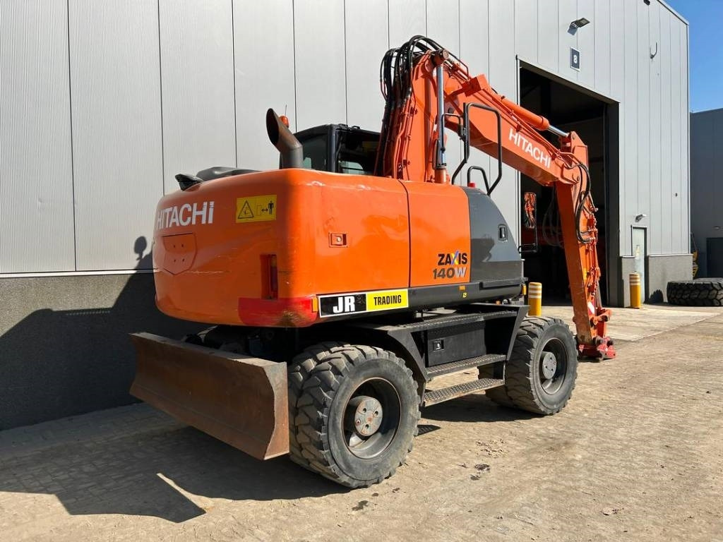 Hitachi ZX 140 W-5B  - Pelle sur pneus: photos 5 Hitachi ZX 140 W-5B  - Pelle sur pneus: photos 5