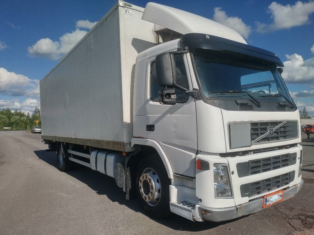 Volvo FM9 4x2 8,40m pitkä kylkiaukeava kori - Camion fourgon: photos 2 Volvo FM9 4x2 8,40m pitkä kylkiaukeava kori - Camion fourgon: photos 2