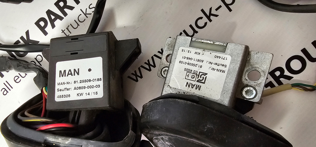MAN MAN TGX / TGS EURO6 steering controllers set, driving position buttons, steering column switch, steering stalk 81255016035, 81464306026, 81258056006, 81255090159, 81255090188, 81259370064, 81258056005 - Pièces de rechange pour Camion: photos 3 MAN MAN TGX / TGS EURO6 steering controllers set, driving position buttons, steering column switch, steering stalk 81255016035, 81464306026, 81258056006, 81255090159, 81255090188, 81259370064, 81258056005 - Pièces de rechange pour Camion: photos 3