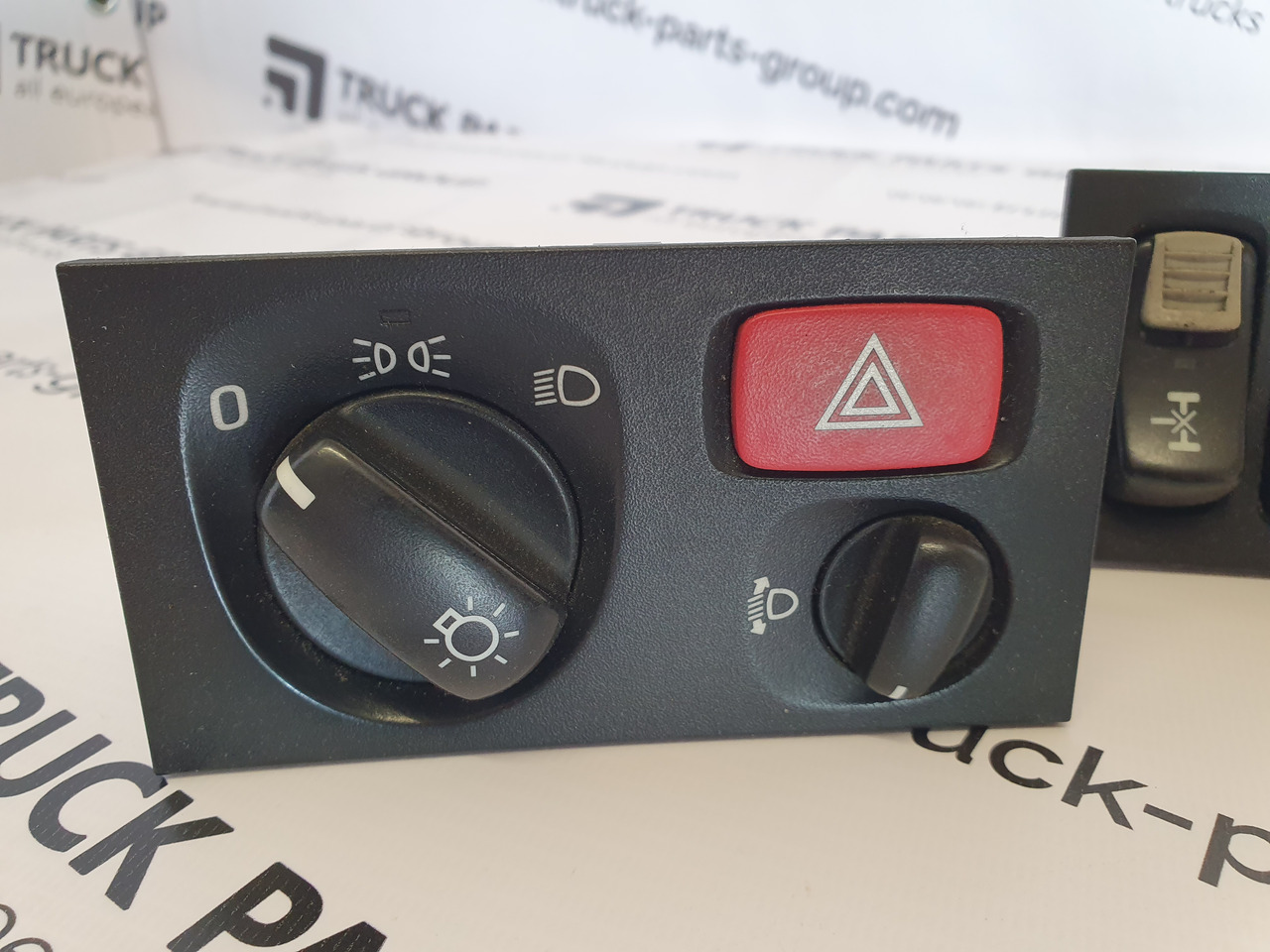 SCANIA SCANIA EURO3 P, G, R, T series headlights switch, dashboard, control panel 1540672, 1900316, 2252075, 2426881, 2001451, 2252076, 1900317, 2426882, 2001452; switch, front fog light, daytime running lig - Cabine et intérieur pour Camion: photos 2 SCANIA SCANIA EURO3 P, G, R, T series headlights switch, dashboard, control panel 1540672, 1900316, 2252075, 2426881, 2001451, 2252076, 1900317, 2426882, 2001452; switch, front fog light, daytime running lig - Cabine et intérieur pour Camion: photos 2