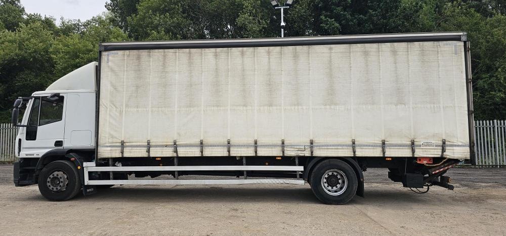 Iveco 18 ton curtain tail lift - Camion à rideaux coulissants: photos 5 Iveco 18 ton curtain tail lift - Camion à rideaux coulissants: photos 5
