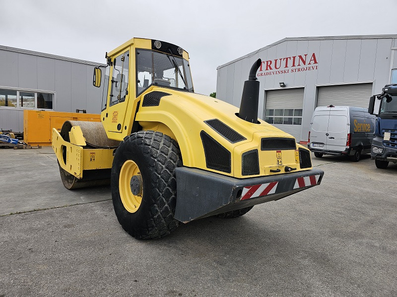 BOMAG BW213DH-4 - Compacteur à pieds de mouton/ Monocylindre: photos 2 BOMAG BW213DH-4 - Compacteur à pieds de mouton/ Monocylindre: photos 2