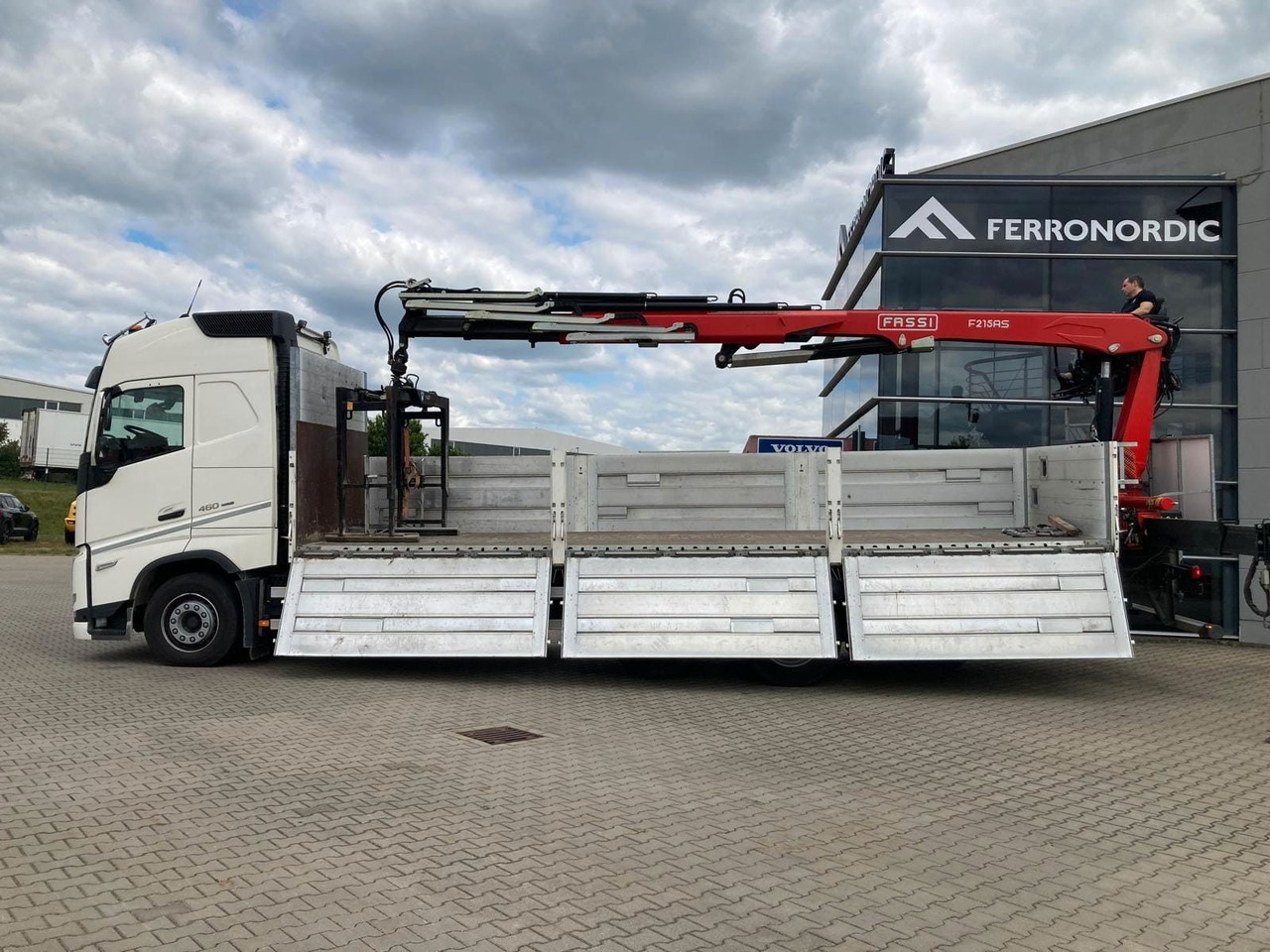 Volvo FH460 8x2 TRIDEM VLA&NLA gelenkt*FASSI F215AS.24 - Camion grue: photos 3 Volvo FH460 8x2 TRIDEM VLA&NLA gelenkt*FASSI F215AS.24 - Camion grue: photos 3