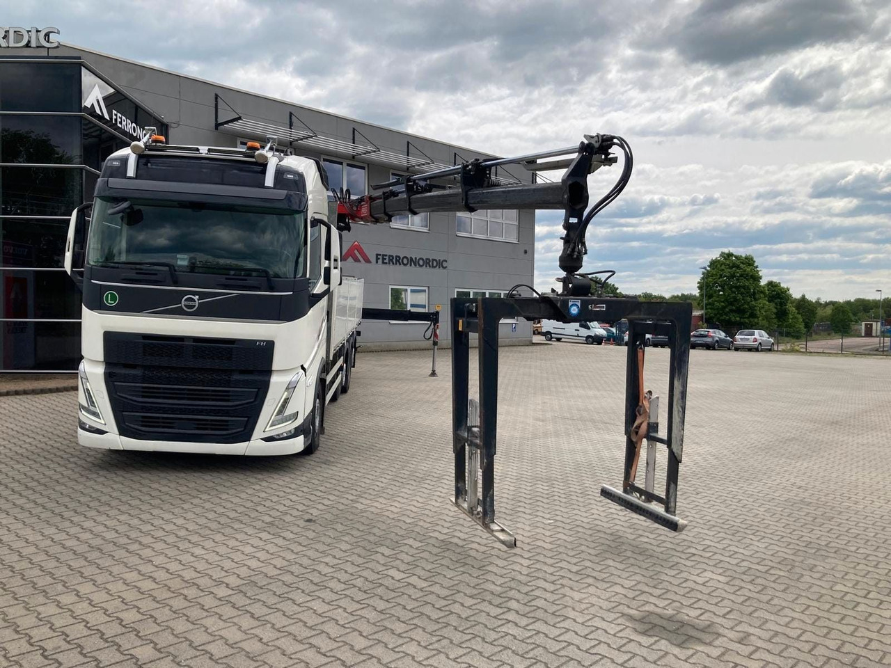 Volvo FH460 8x2 TRIDEM VLA&NLA gelenkt*FASSI F215AS.24 - Camion grue: photos 5 Volvo FH460 8x2 TRIDEM VLA&NLA gelenkt*FASSI F215AS.24 - Camion grue: photos 5