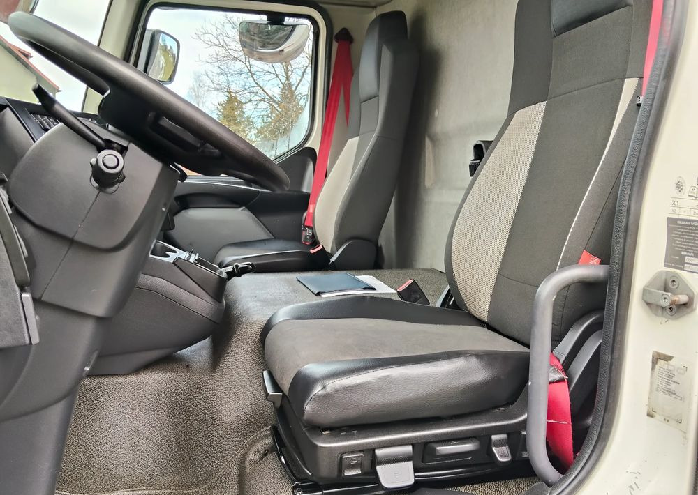 Camion fourgon Renault D 12: photos 22