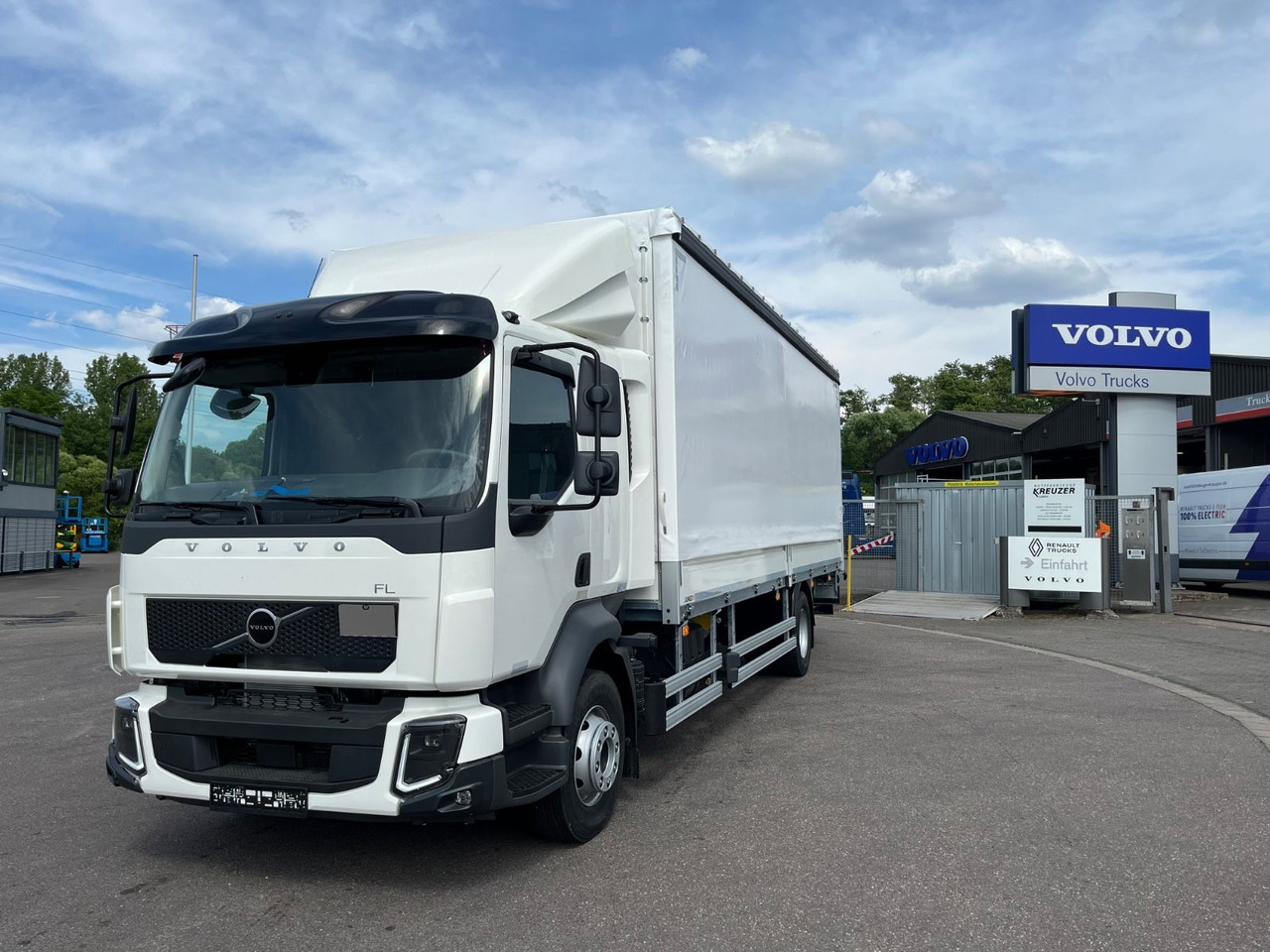 Volvo FL 14.245 Junge Schiebeplanenaufbau LBW - Camion à rideaux coulissants: photos 1 Volvo FL 14.245 Junge Schiebeplanenaufbau LBW - Camion à rideaux coulissants: photos 1