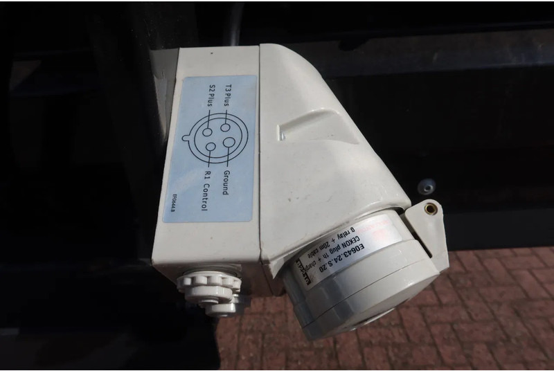 Semi-remorque fourgon Wielton 3 Asser. Gesloten met Dhollandia klep 2500 kg Lift as: photos 18 Semi-remorque fourgon Wielton 3 Asser. Gesloten met Dhollandia klep 2500 kg Lift as: photos 18