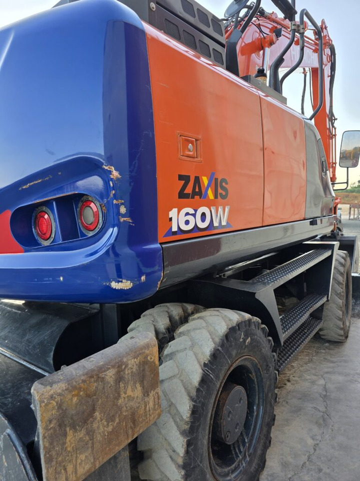 HITACHI ZX140W-6 - Pelle sur pneus: photos 4 HITACHI ZX140W-6 - Pelle sur pneus: photos 4