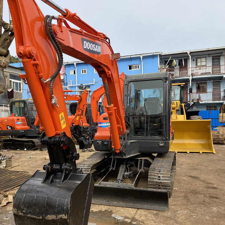 Awesome Performance Korea Imported Small Scale Used Doosan Dx60 Excavator in Shanghai - Pelle sur chenille: photos 1 Awesome Performance Korea Imported Small Scale Used Doosan Dx60 Excavator in Shanghai - Pelle sur chenille: photos 1