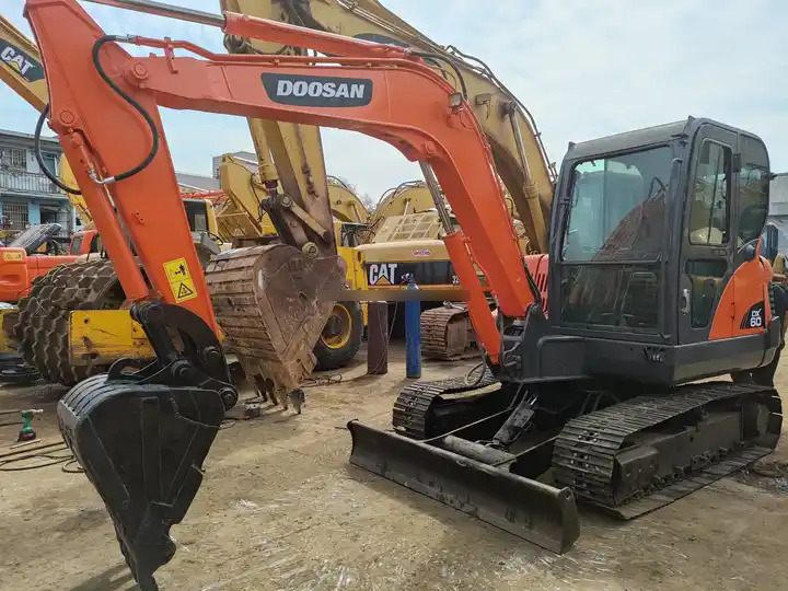 Doosan DX60 Mini Wheel Excavator for Sale Provided Korea Good Construction Original Korea Doosan Engine 6 T,6 Ton in stock - Pelle sur chenille: photos 2 Doosan DX60 Mini Wheel Excavator for Sale Provided Korea Good Construction Original Korea Doosan Engine 6 T,6 Ton in stock - Pelle sur chenille: photos 2