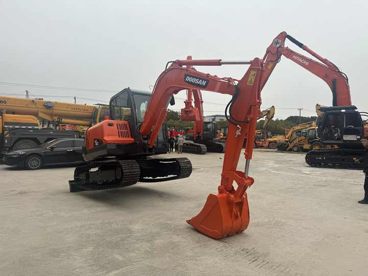 High Quality and Low Price Used Doosan Dx60 Dx75 Dx80 Crawler Excavator in Good Condition 6-ton Mini 6t Excavator for Sale - Pelle sur chenille: photos 5 High Quality and Low Price Used Doosan Dx60 Dx75 Dx80 Crawler Excavator in Good Condition 6-ton Mini 6t Excavator for Sale - Pelle sur chenille: photos 5