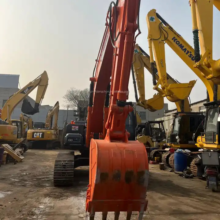Pelle sur chenille Hitachi Zx200-3g 20ton Used Cralwer Excavator In Stock Original Japan With Good Work Condition On Sale: photos 1
