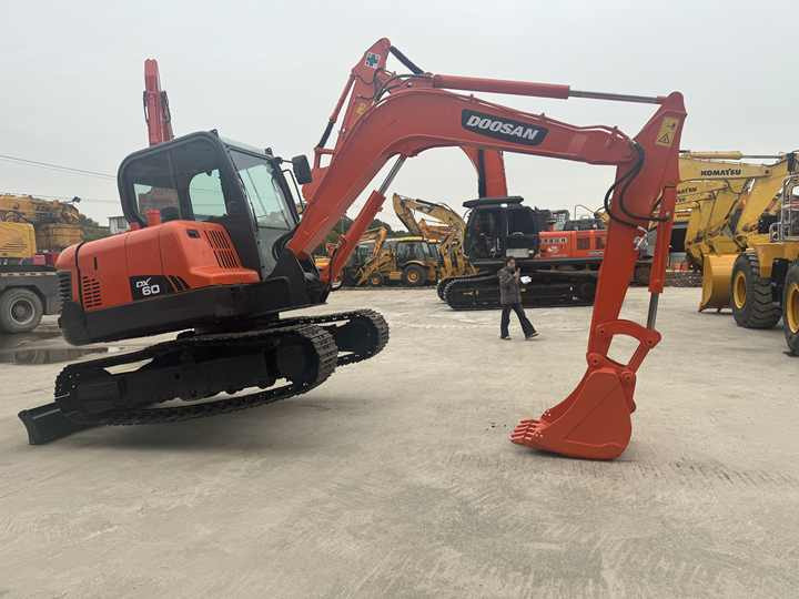 Nice Performance 6t Small Used Excavator,Original Korea Doosan Used Excavators Doosan Dx60 for Sale - Pelle sur chenille: photos 3 Nice Performance 6t Small Used Excavator,Original Korea Doosan Used Excavators Doosan Dx60 for Sale - Pelle sur chenille: photos 3