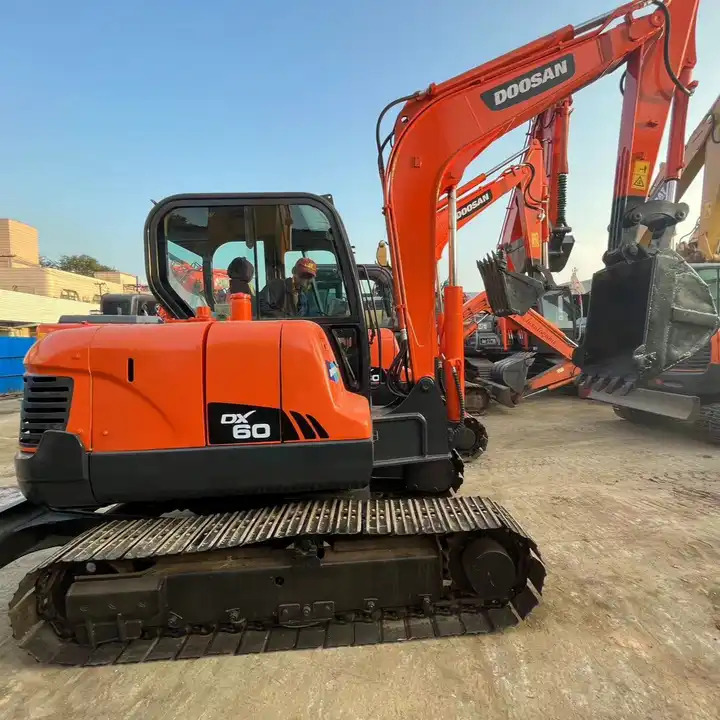 Original Top Sale High Performance Slightly Used Doosan Dx60 Tracked Excavator For Landscaping In Shanghai - Pelle sur chenille: photos 1 Original Top Sale High Performance Slightly Used Doosan Dx60 Tracked Excavator For Landscaping In Shanghai - Pelle sur chenille: photos 1
