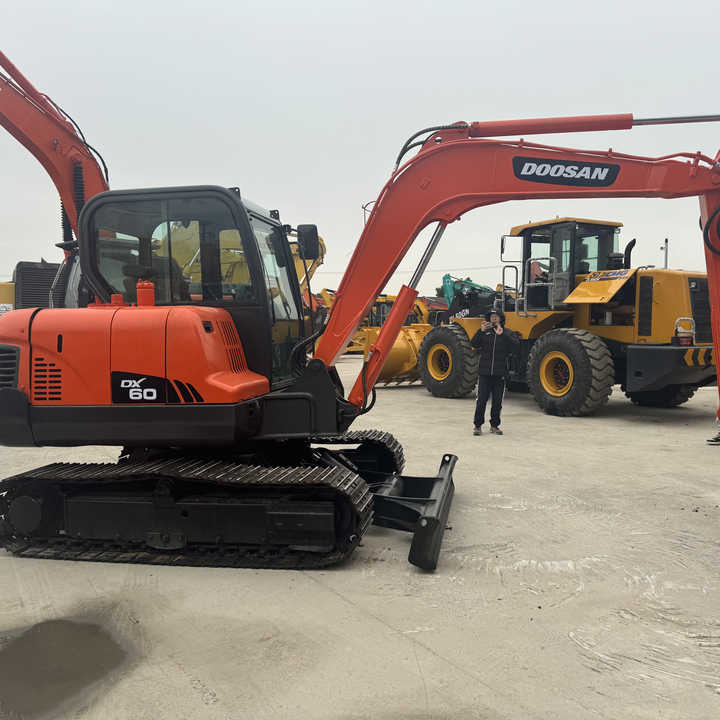 Top Grade in Stock Doosan DX60 Used 6 Ton Hydraulic Crawler Excavator Digger High Quality Factory Price Used 6 Ton - Pelle sur chenille: photos 1 Top Grade in Stock Doosan DX60 Used 6 Ton Hydraulic Crawler Excavator Digger High Quality Factory Price Used 6 Ton - Pelle sur chenille: photos 1