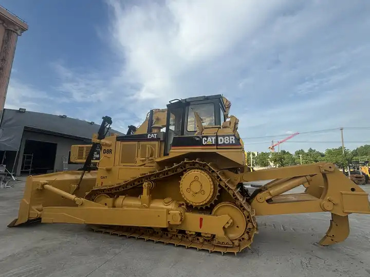 Used CAT D8R bulldozer in good condition for sale - Bulldozer: photos 3 Used CAT D8R bulldozer in good condition for sale - Bulldozer: photos 3