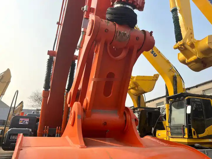 Used Hitachi excavator ZX200-3G in good condition for sale - Pelle sur chenille: photos 4 Used Hitachi excavator ZX200-3G in good condition for sale - Pelle sur chenille: photos 4