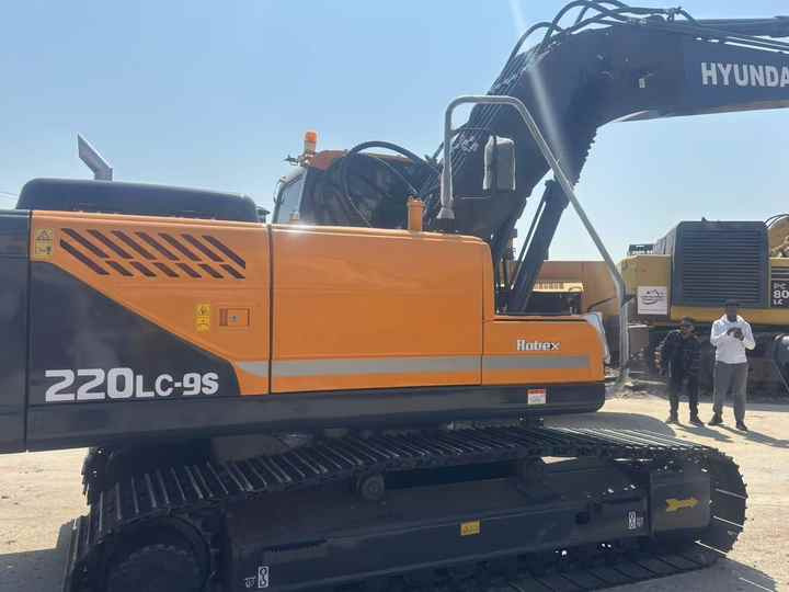 Used Original Korea Multifunction Crawler Excavator Hyundai HX220L High Efficiency Hyundai 225LC 220LC in Good Condition on Sale - Pelle: photos 2 Used Original Korea Multifunction Crawler Excavator Hyundai HX220L High Efficiency Hyundai 225LC 220LC in Good Condition on Sale - Pelle: photos 2