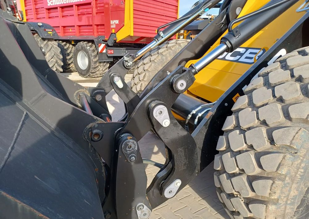 Pelle sur pneus JCB 427 HT: photos 8