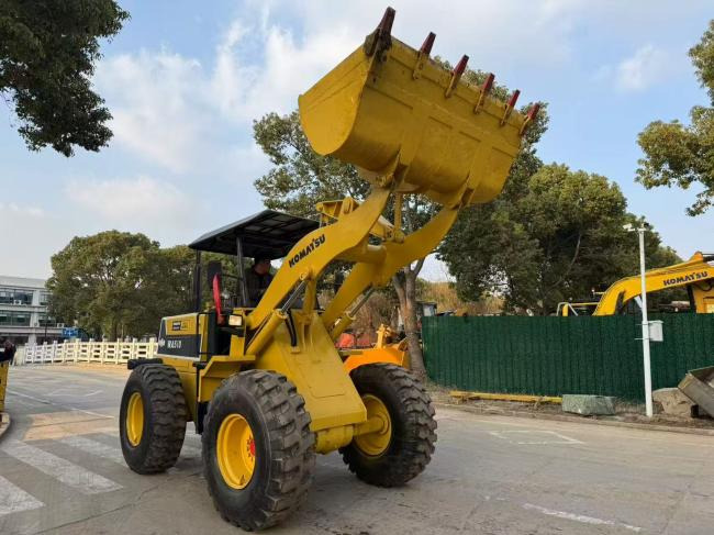 Komatsu WA100 - Chargeuse sur pneus: photos 2 Komatsu WA100 - Chargeuse sur pneus: photos 2