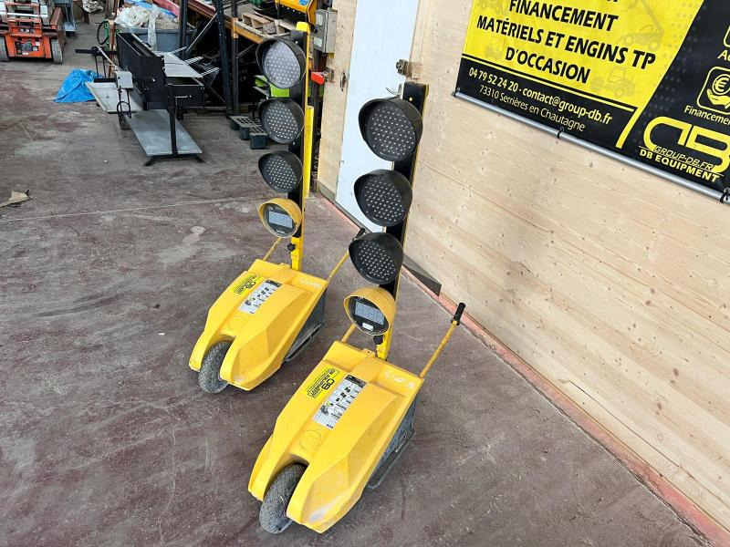 FEUX DE CHANTIER TRICOLORES TTS TEMPO AVEC TELECOMMANDE D'OCCASION - Matériel de chantier: photos 3 FEUX DE CHANTIER TRICOLORES TTS TEMPO AVEC TELECOMMANDE D'OCCASION - Matériel de chantier: photos 3