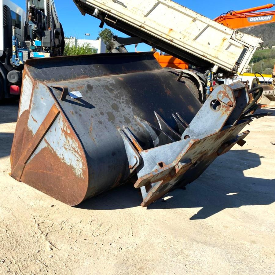 GODET CHARGEUR POUR CHARIOT ELEVATEUR - Godet pour chargeur: photos 4 GODET CHARGEUR POUR CHARIOT ELEVATEUR - Godet pour chargeur: photos 4