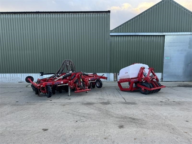 Sumo Sumo DD4 Seed Drill c/w Front Tank - Combiné de semis: photos 1 Sumo Sumo DD4 Seed Drill c/w Front Tank - Combiné de semis: photos 1