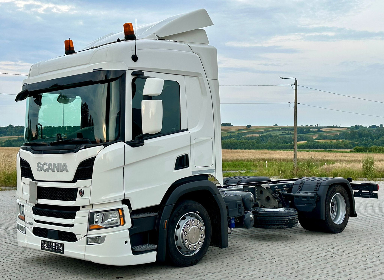 SCANIA P220 / RAMA DO ZABUDOWY / ROZSTAW OSI 3.90 M / SILNIK 6 / WYWROTKA / BECZKA / HAKOWIEC / UTRZYMANIE DRÓG / AUTOMAT / 2019 ROK / NISKI PRZEBIEG - Châssis cabine: photos 2 SCANIA P220 / RAMA DO ZABUDOWY / ROZSTAW OSI 3.90 M / SILNIK 6 / WYWROTKA / BECZKA / HAKOWIEC / UTRZYMANIE DRÓG / AUTOMAT / 2019 ROK / NISKI PRZEBIEG - Châssis cabine: photos 2