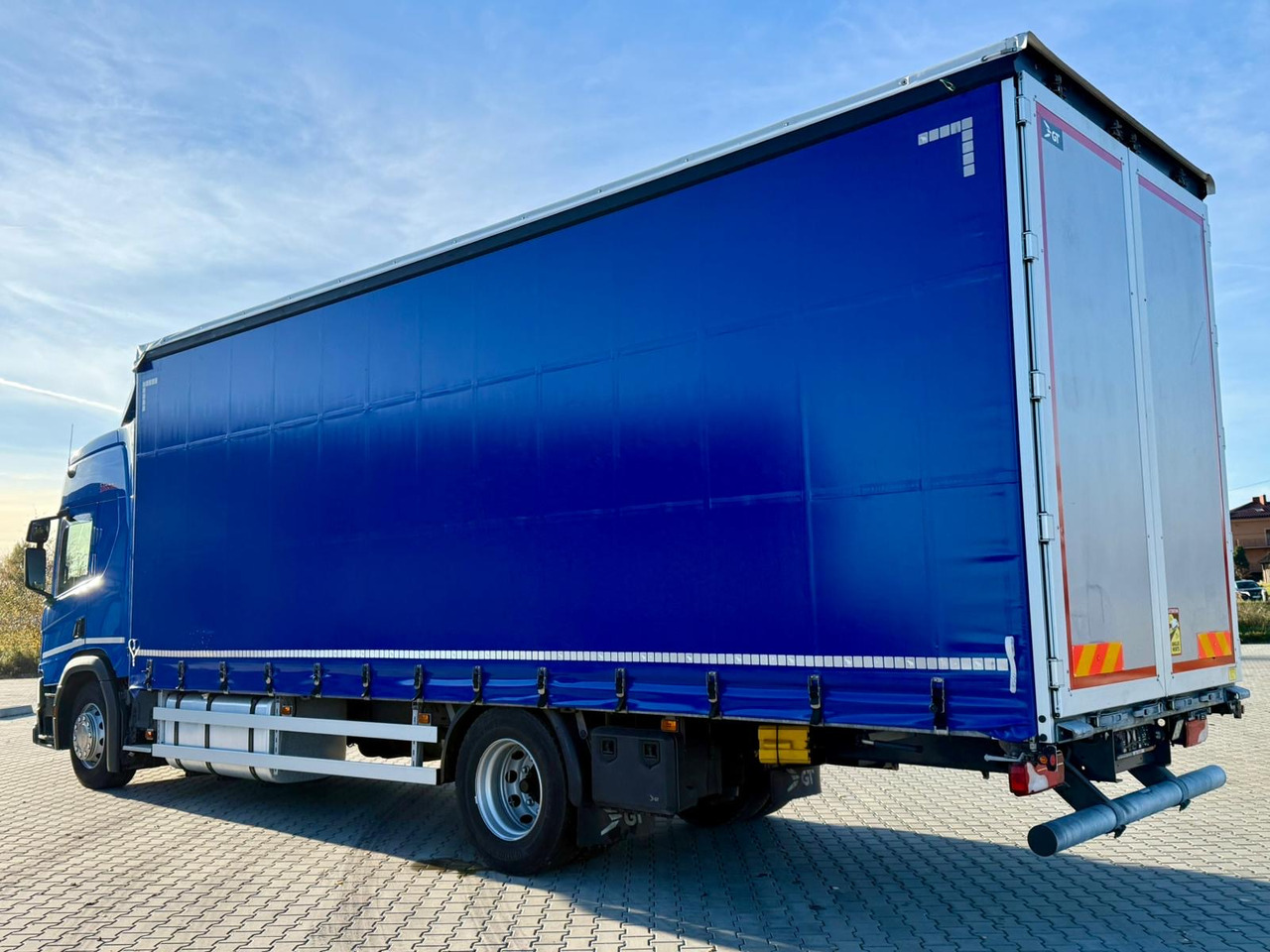 SCANIA P280 / FIRANKA / 20 EUROPALET / SYPIALKA / SILNIK 6 / AUTOMAT - Camion à rideaux coulissants: photos 3 SCANIA P280 / FIRANKA / 20 EUROPALET / SYPIALKA / SILNIK 6 / AUTOMAT - Camion à rideaux coulissants: photos 3