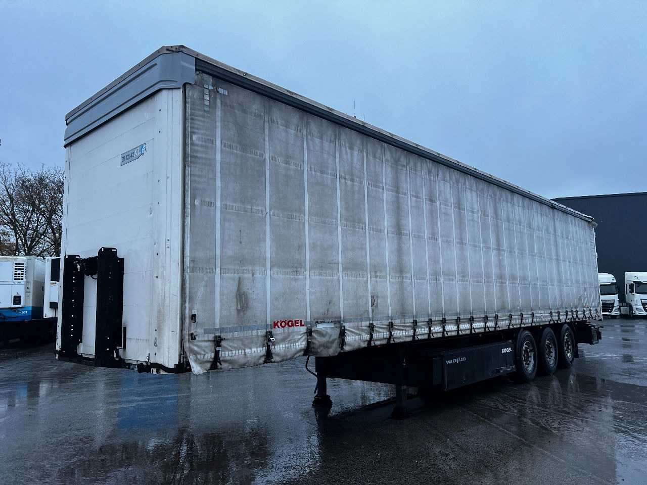 Kögel SN24 met liftas en SAF assen - Semi-remorque rideaux coulissants: photos 1 Kögel SN24 met liftas en SAF assen - Semi-remorque rideaux coulissants: photos 1