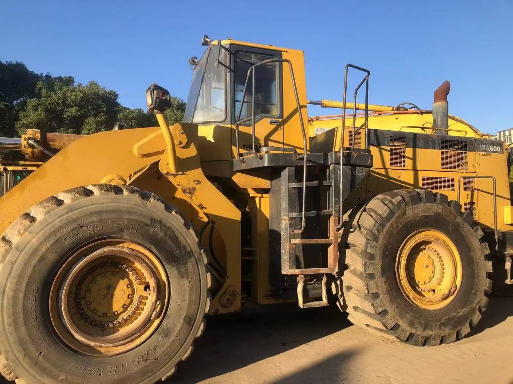 Komatsu WA 600-3 - Chargeuse sur pneus: photos 3 Komatsu WA 600-3 - Chargeuse sur pneus: photos 3