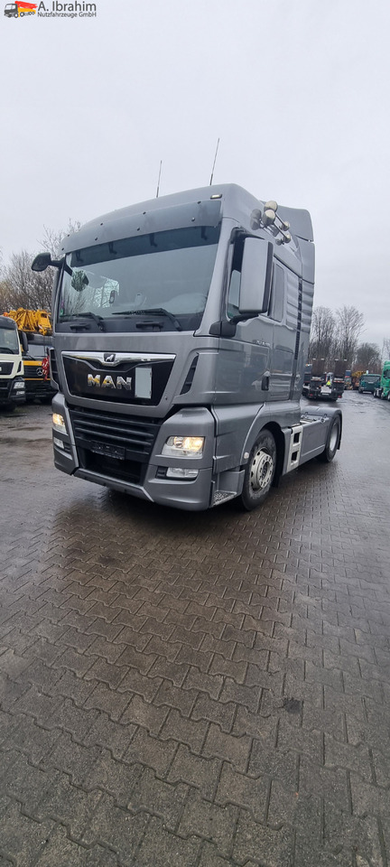 MAN 18.500 TGX Retarder, 2x Tank, Motorschaden !! - Tracteur routier: photos 1 MAN 18.500 TGX Retarder, 2x Tank, Motorschaden !! - Tracteur routier: photos 1